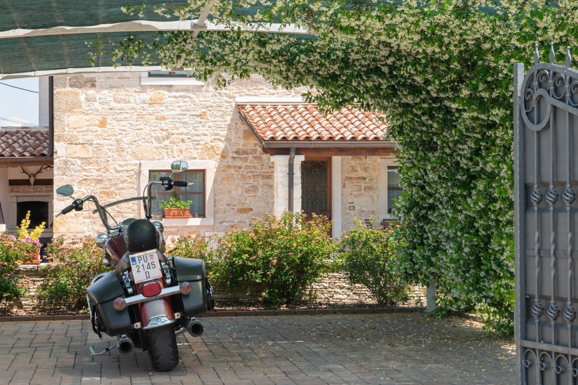 Villa Gina Valtura エクステリア 写真